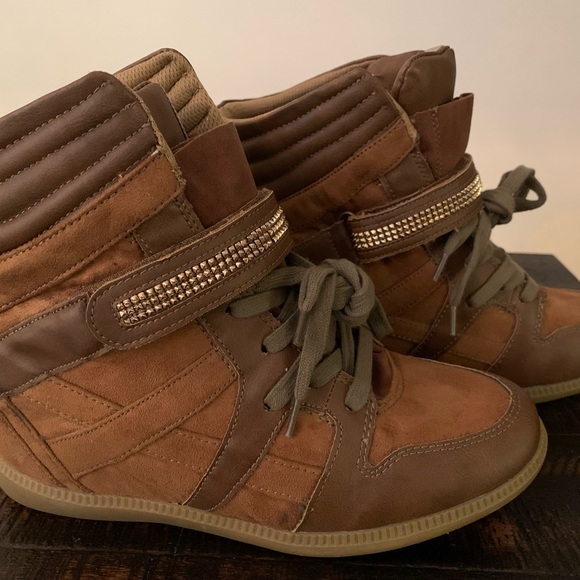 Pre-loved. Minimal wear. Please enlarge pictures to view. - Picture 2 of 13